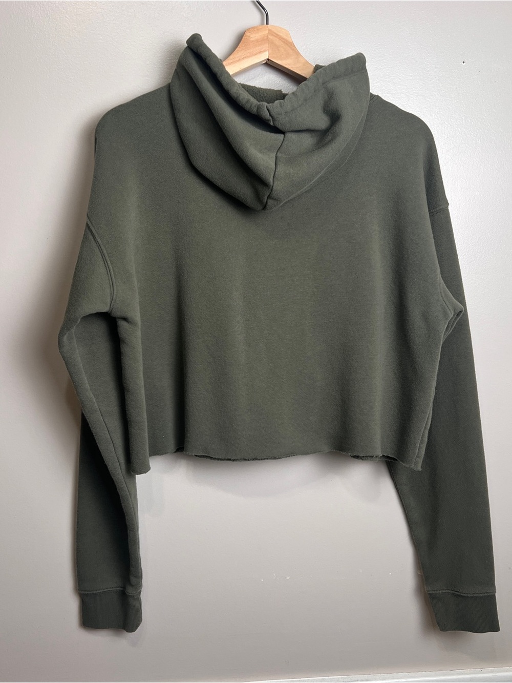 Wild Fable Women’s Olive LS Cropped Hoodie Size Small To Medium, 22” ptp, EUC - Picture 3 of 7